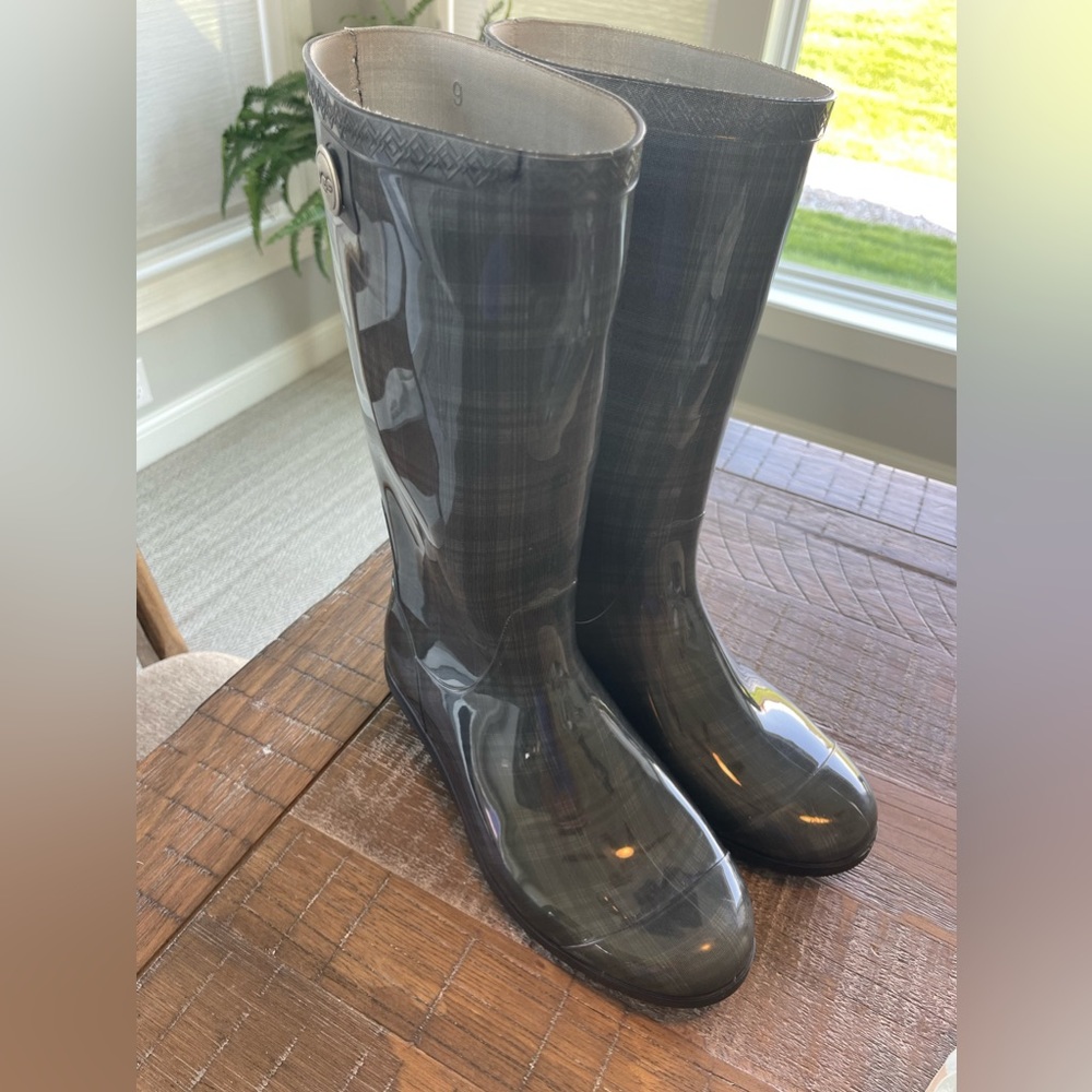 Classic UGG Shayne Rain Boot gray plaid. Size 9